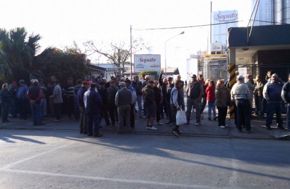 Crisis lechera: APLA comenzó con el bloqueo a Saputo