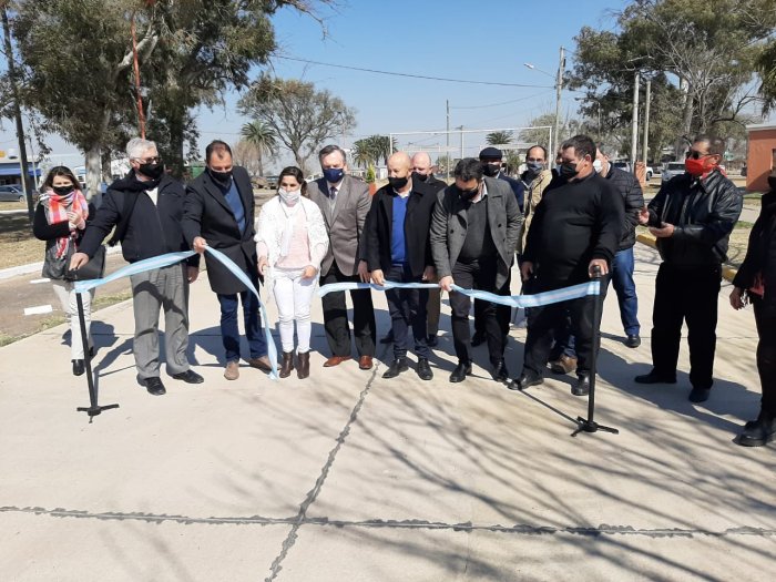 En Col. Bossi se inauguró la primera cuadra de pavimento