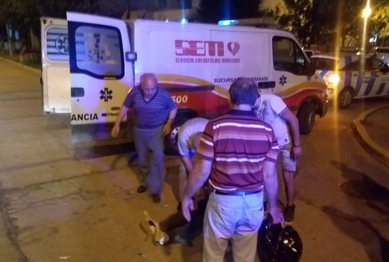 Morteros: Motociclista sufrió lesiones graves al chocar con una camioneta