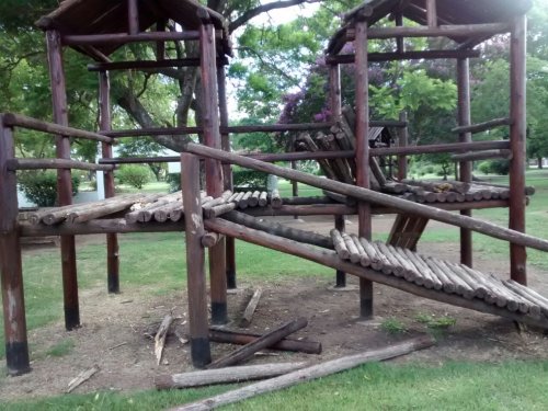 Freyre: Un joven y un menor detenidos por ocasionar daños en la plaza