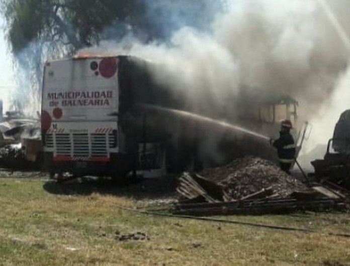 Balnearia: Niños habrían generado incendio en un colectivo municipal