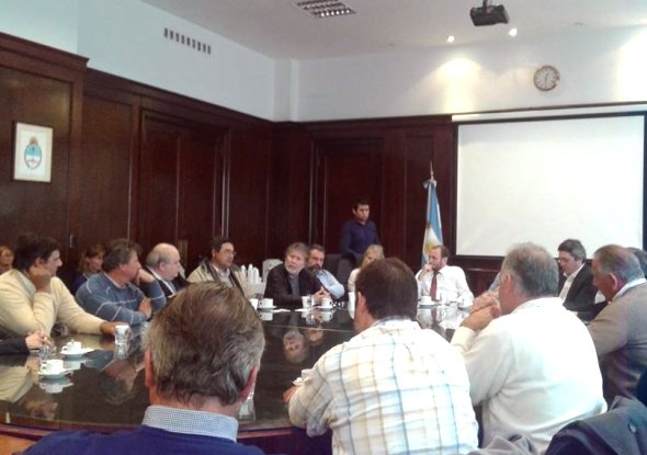 Crisis lechera: Productores frenaron la baja de precios y levantan bloqueos
