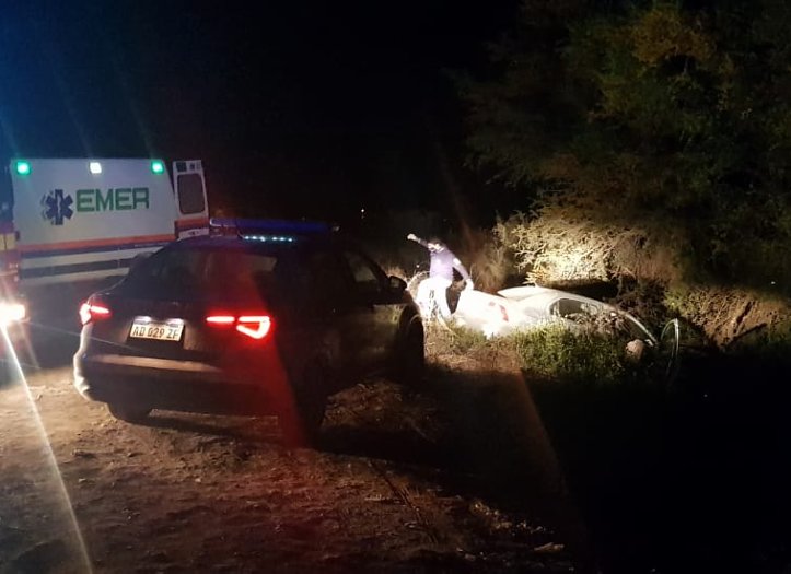 Balnearia: Joven lesionada al caer con su auto a un canal