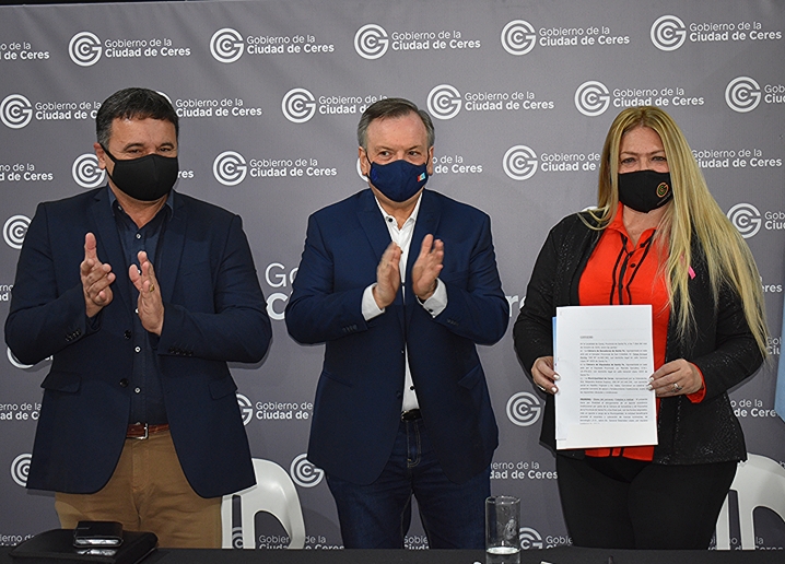 Michlig firmó convenio y entregó aportes a instituciones de Ceres