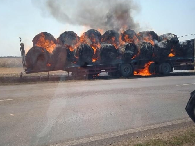 Se incendió un camión cargado de rollos