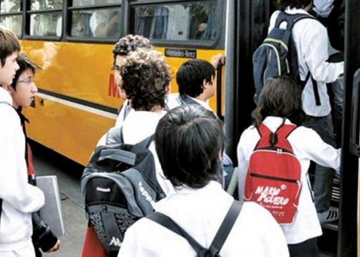 Perotti firmó el decreto para la creación del Boleto Educativo Gratuito