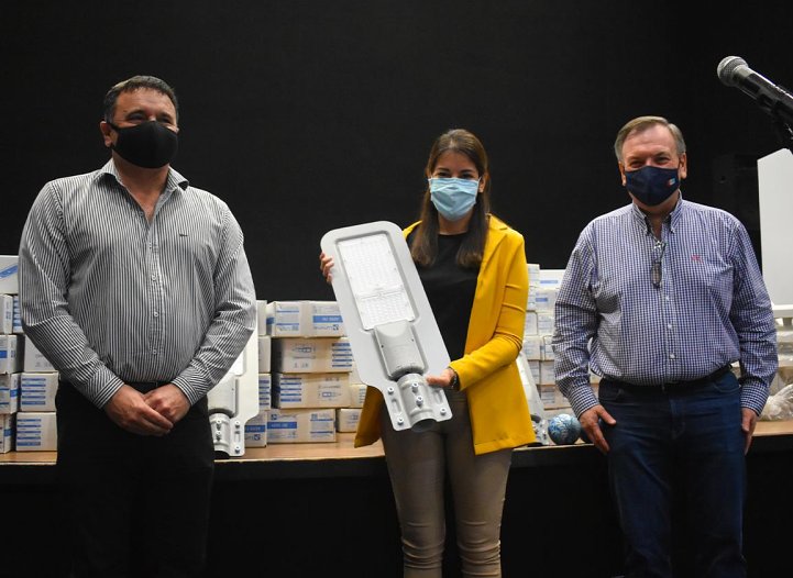 San Guillermo: Michlig acercó aportes a instituciones y luminaria Led 