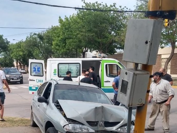 San Guillermo: Perdió el control y chocó un semáforo