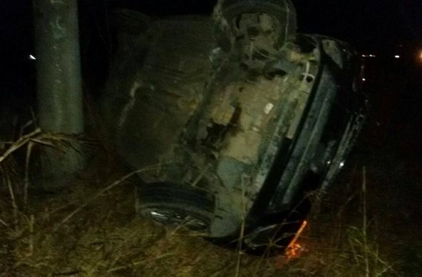 Aldao: Dos heridos al volcar e impactar con un auto en un poste de luz