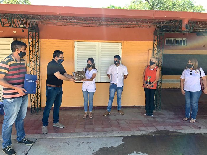 Autoridades educativas reconocieron a escuela rural de Ceres