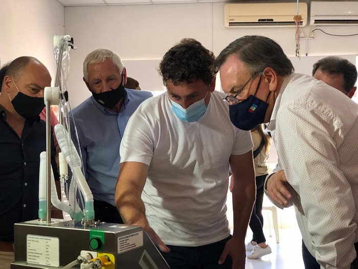 Entregaron respiradores y cascos Helmet a Moisés Ville y Arrufó