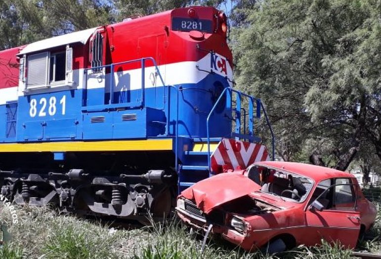 Tren embistió a un auto en Ceres