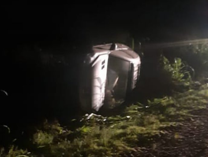 Una mujer volcó en un camino rural de Balnearia