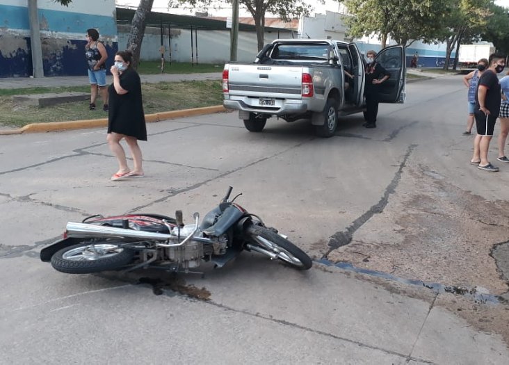 Chocaron una camioneta y una moto en Brinkmann