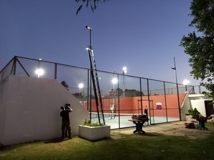 Mejoran la iluminación de canchas de padel en San Jorge de Brinkmann