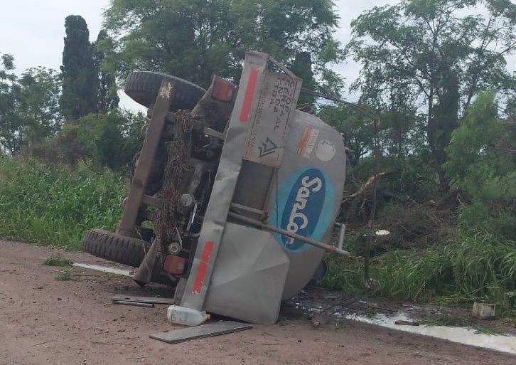 Volcó camión lechero en zona rural de Col. Rosa