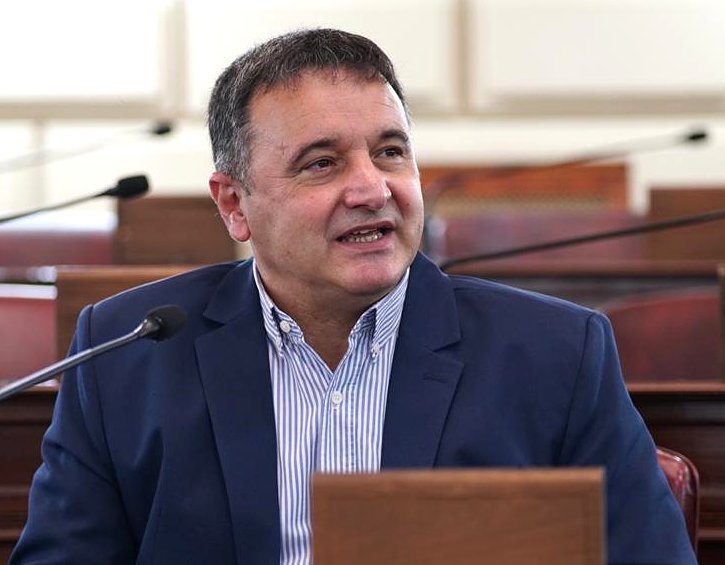 González pide que se le pague a los docentes los saldos adeudados