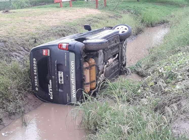Villa Trinidad: Camioneta volcó en una cuneta 