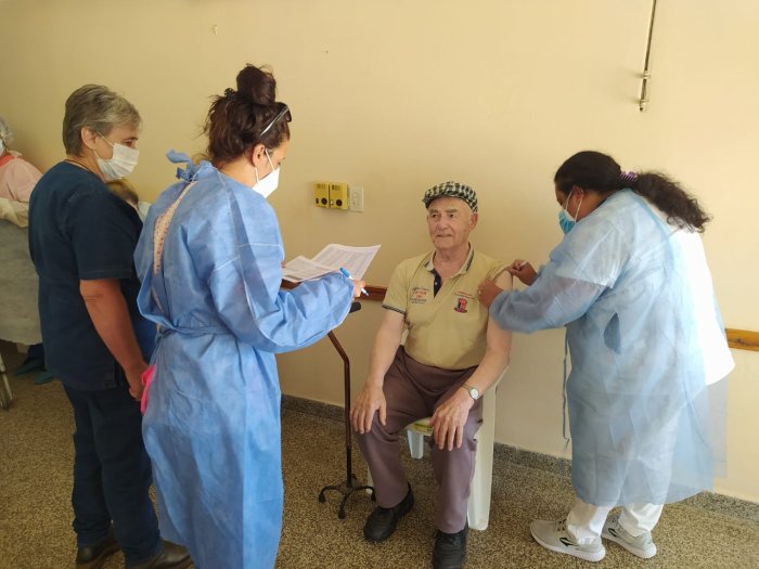 Comenzaron a vacunar en los geriátricos de Morteros