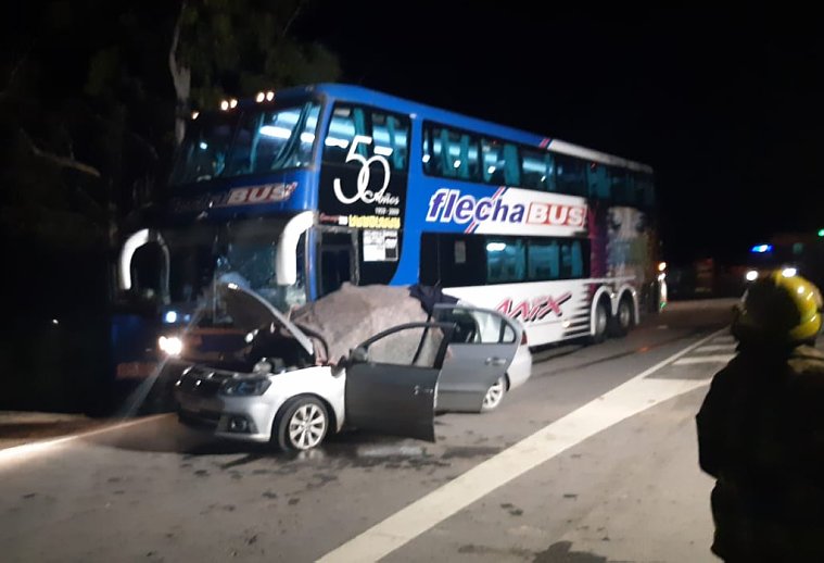 Dos muertos al chocar un auto y un colectivo en Balnearia