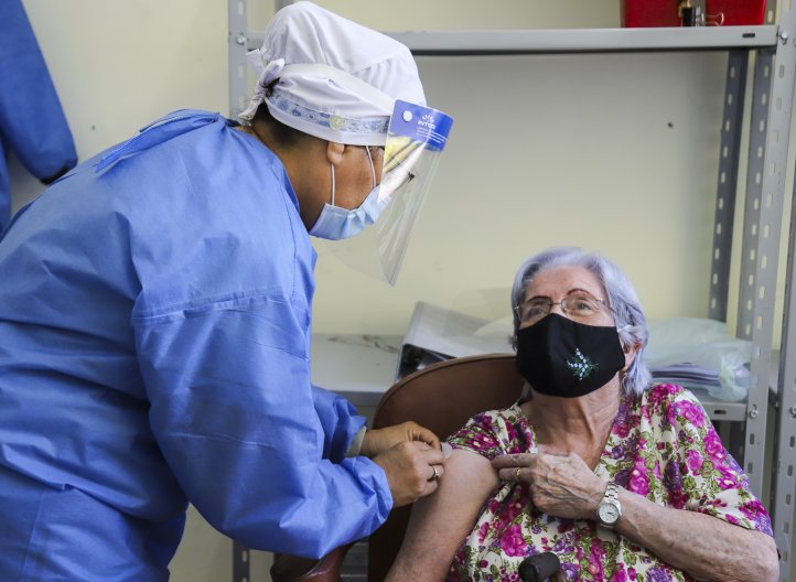 En una semana se vacunaron más de 21 mil docentes
