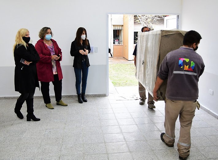 Morteros: Llegó mobiliario para equipar aulas 