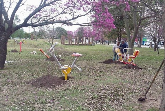 Instalaron aparatos de gimnasia en el Parque Central de Morteros
