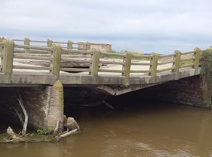Cedió un puente sobre el río Salado