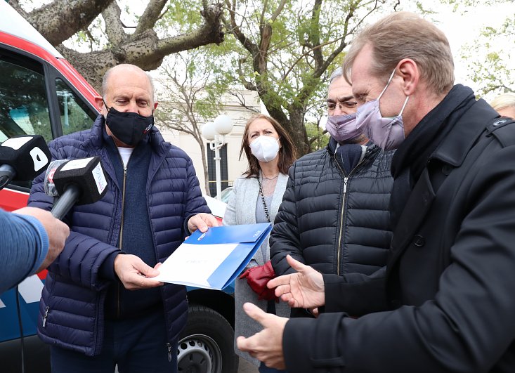 Perotti entregó una nueva ambulancia al Hospital de Sunchales