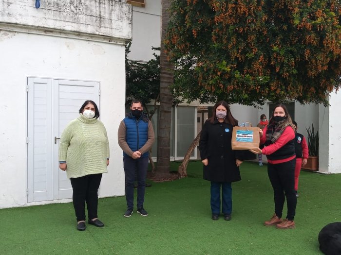 El Concejo Deliberante de Brinkmann entrega banderas a las escuelas
