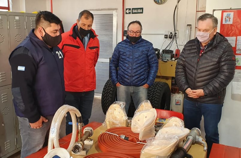 MIchlig entregó un aporte a los Bomberos Voluntarios de Arrufó