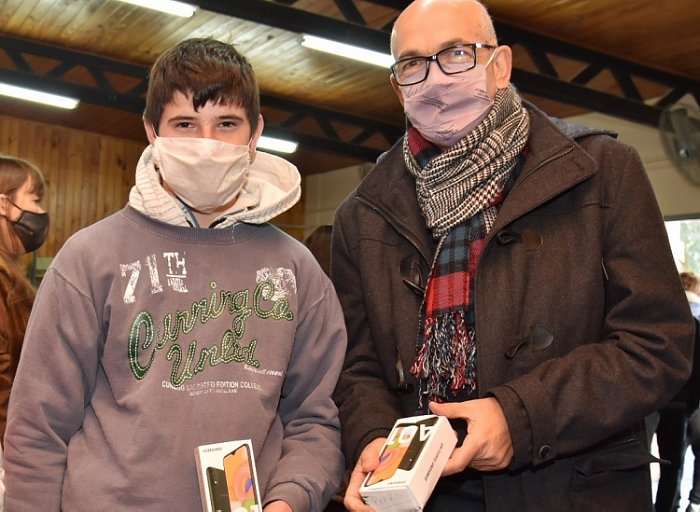 Comenzaron a entregar celulares a escuelas del departamento Castellanos