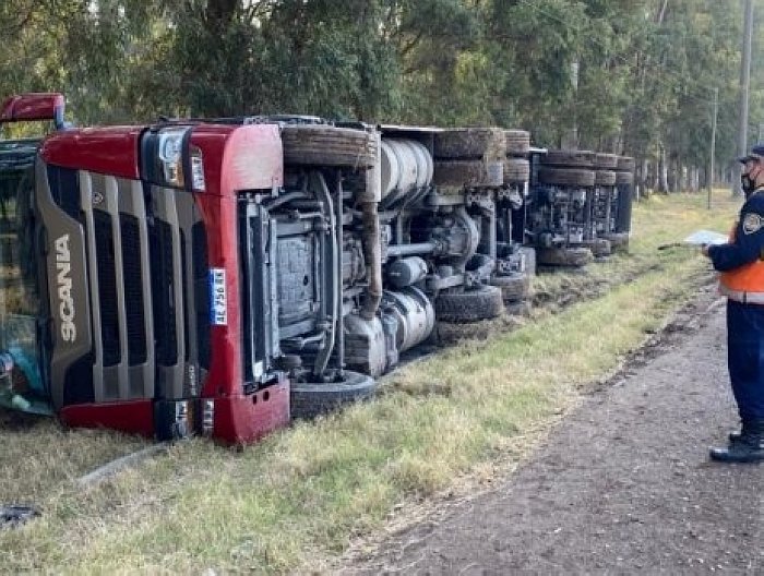 Volcó un camión en jurisdicción de Estación Luxardo