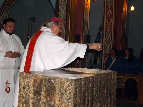 Suardi: En una emotiva ceremonia se consagró el altar del Templo San Cayetano