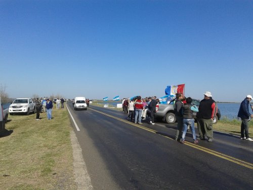 Productores cortaron la ruta E 95 por campos inundados