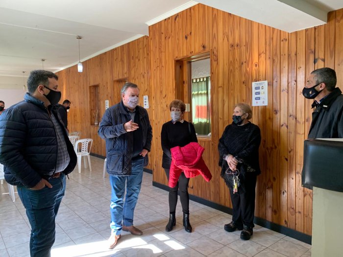 Michlig y González visitaron y entregaron aportes a instituciones de San Cristóbal