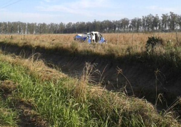Policía de Villa Saralegui volcó con el móvil