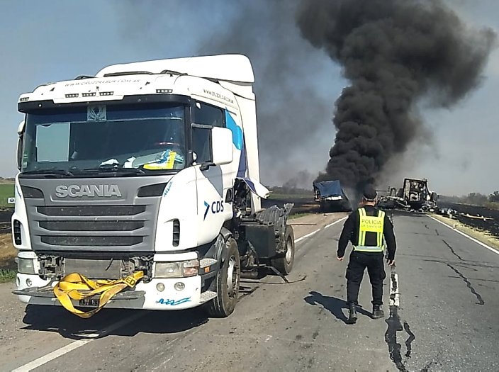 Las Palmeras: Múltiple accidente entre camiones, un auto y un móvil policial