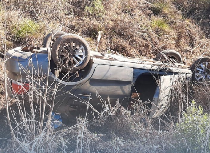 Rafaelino volcó en un camino rural de Constanza