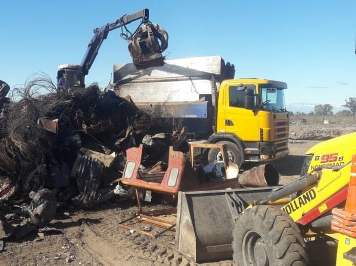 Compactan chatarra en el basural de Suardi