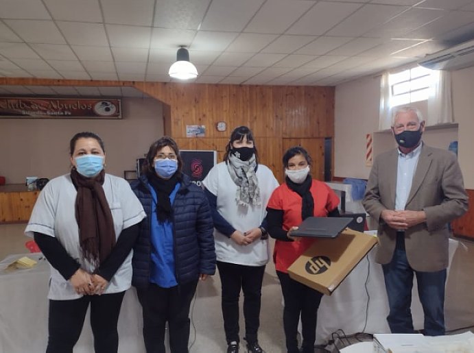 Boscarol entregó una notebook al Hospital Giménez