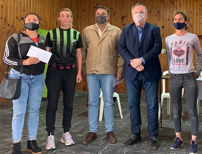 Michlig entregó aportes para instituciones de San Cristóbal y La Cabral