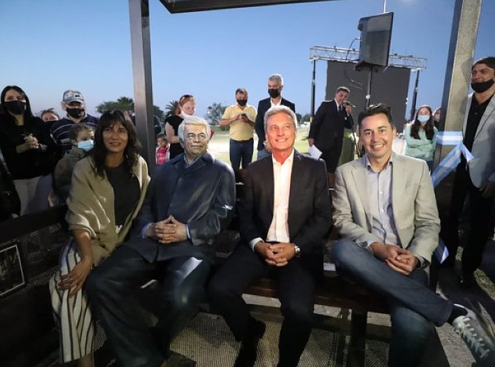 Inauguraron escultura de De la Sota en Miramar