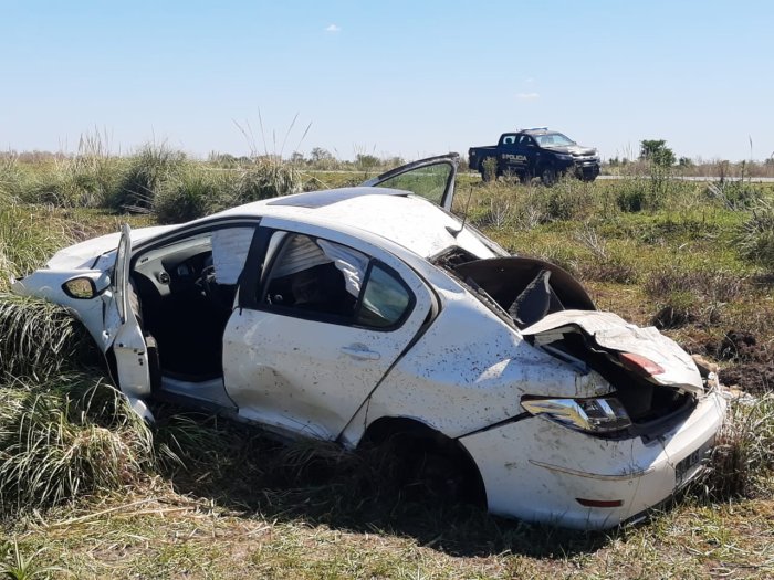 Un auto volcó por esquivar un bache en Ruta 4