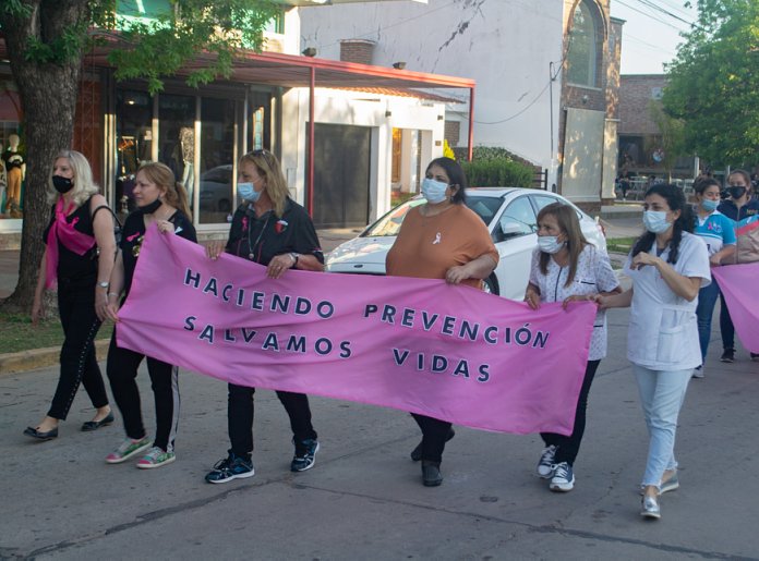 Brinkmann marchó en el mes de concientización sobre el cáncer de mama
