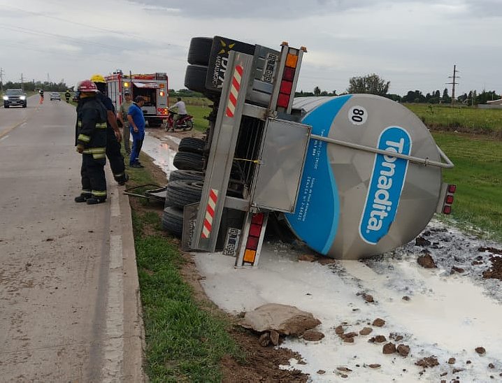 Volcó un camión lechero en jurisdicción de Freyre