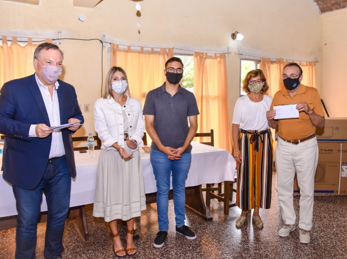 Michlig y González entregaron aportes en Villa Trinidad y Arrufó