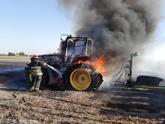 Tractor y sembradora incendiados en un campo de Chipión