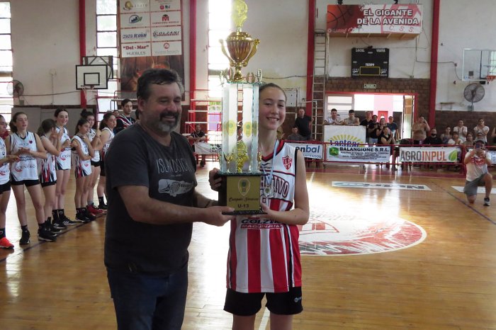 Las chicas de la U13 de Sportivo campeonas en la Morterense