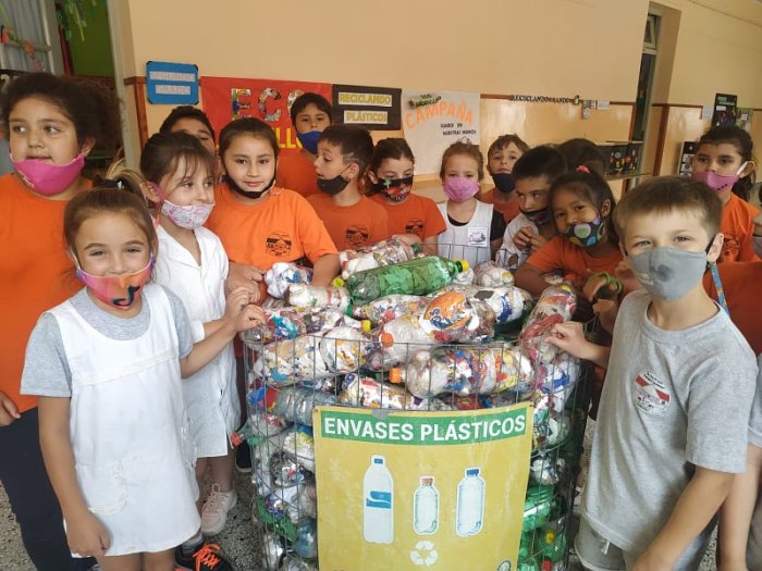 Escuelas de Suardi entregaron ecoladrillos